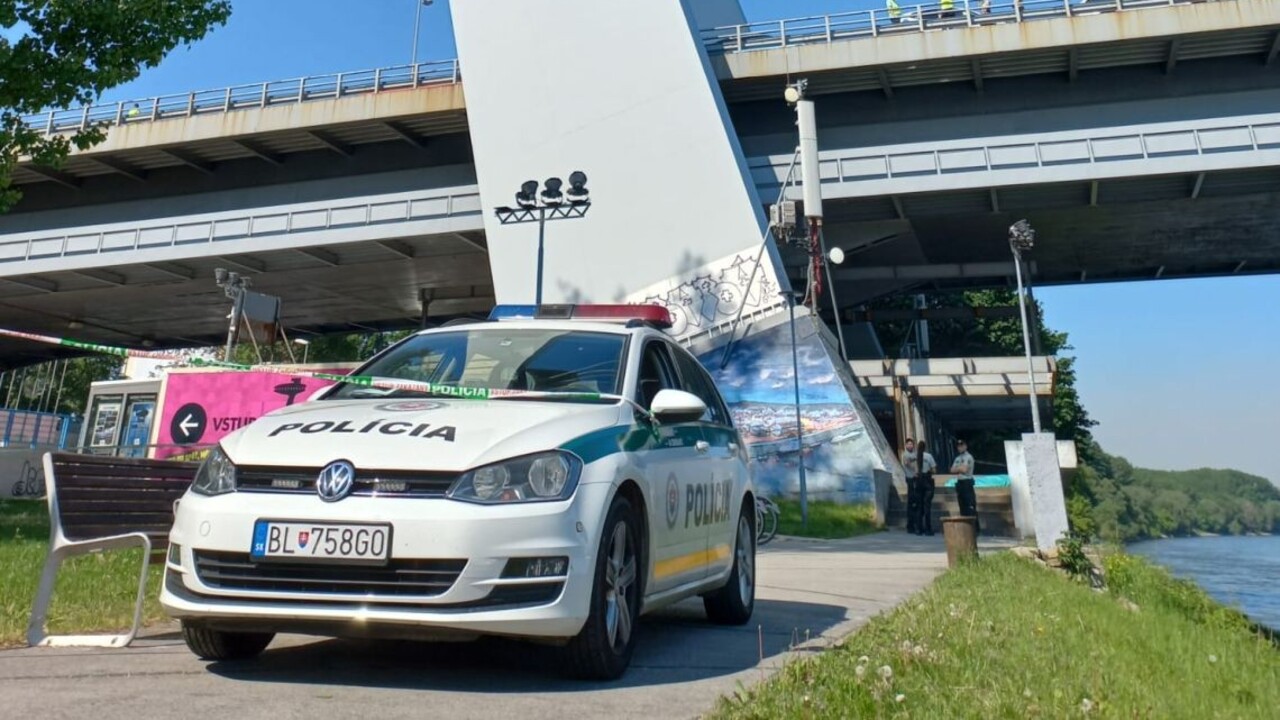 Z bratislavského mosta SNP skočil 40-ročný muž. Záchranárom sa ho už nepodarilo oživiť