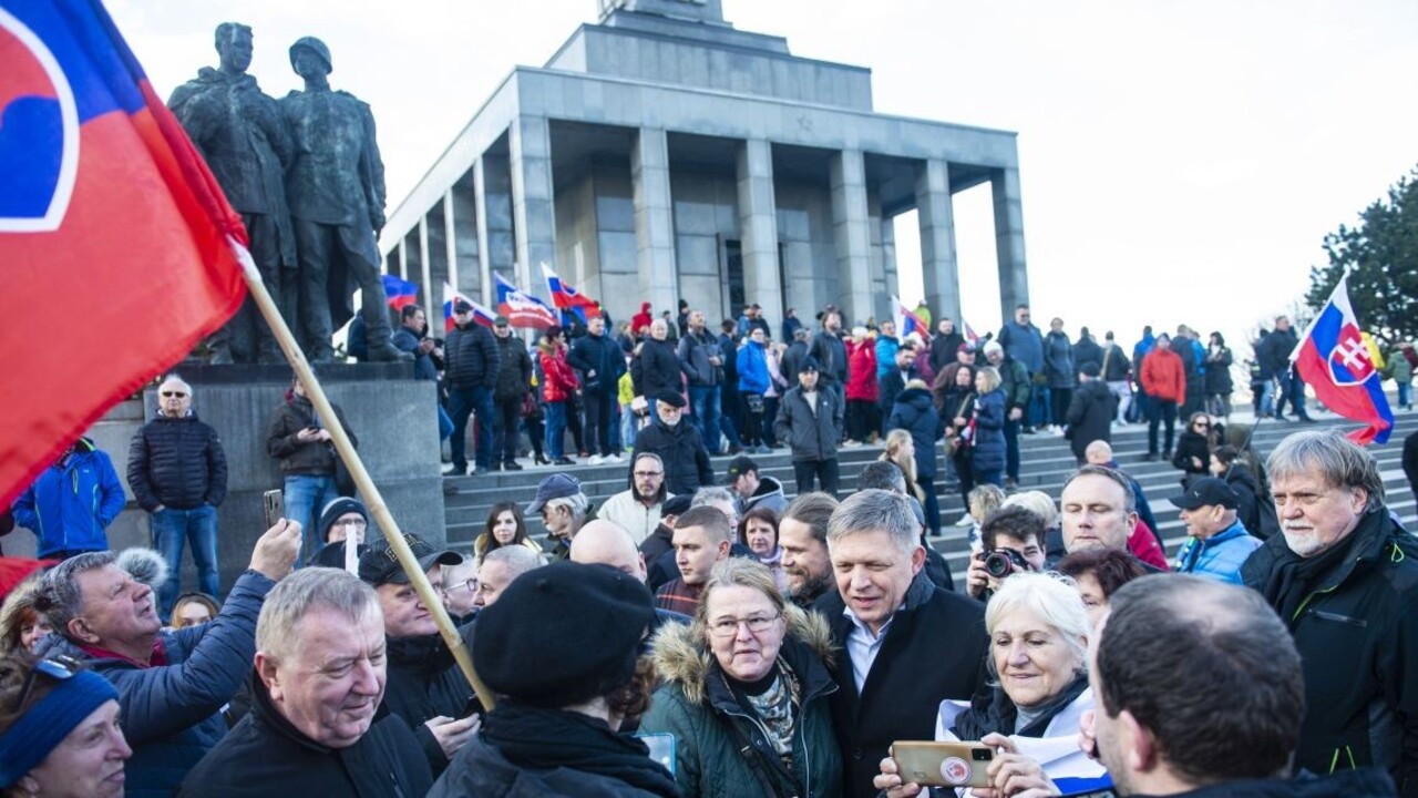Mesto Bratislava vraj prenajíma Slavín na politické mítingy. Vallo sa bráni