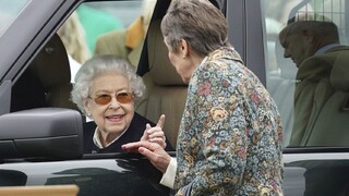 Britská kráľovná Alžbeta sa opäť objavila na verejnosti, navštívila prehliadku koní