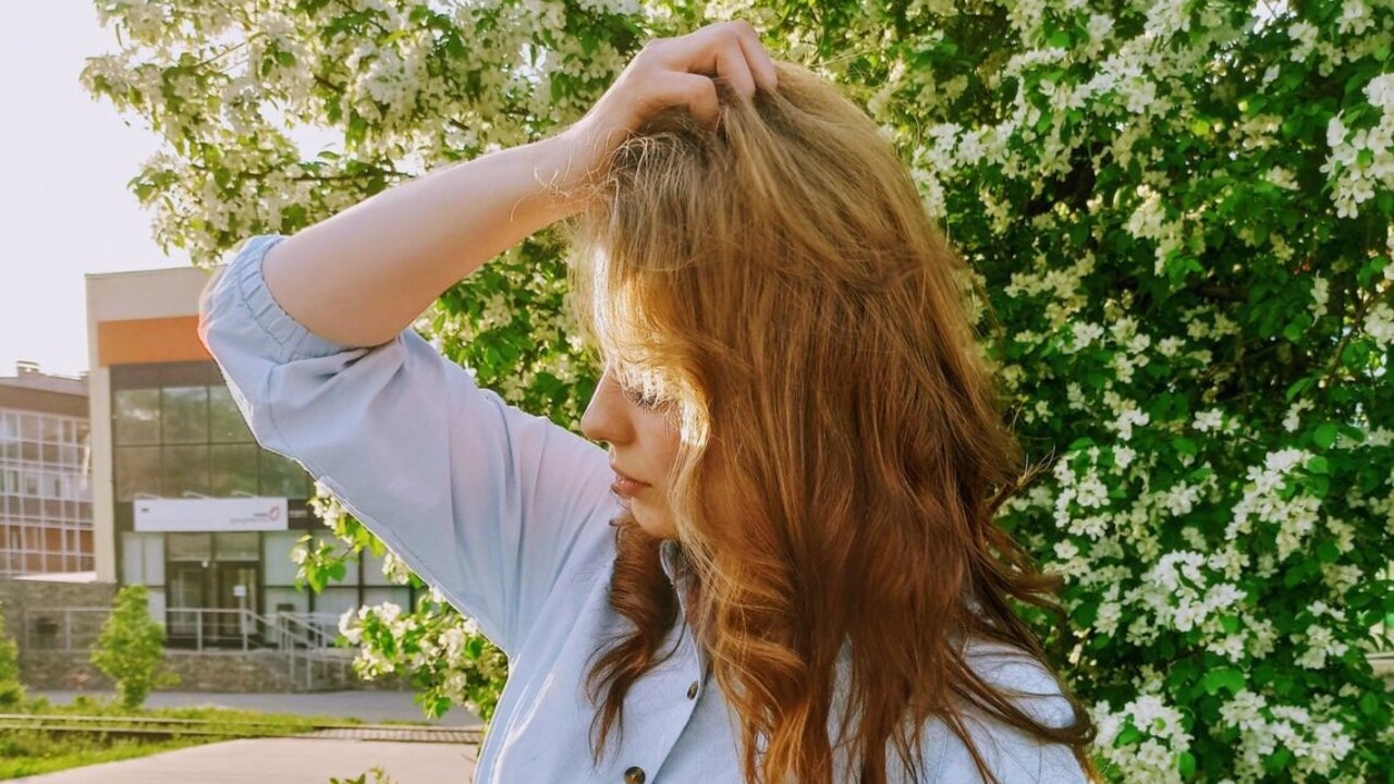 Prečo máte neustále mastné vlasy? Zrejme robíte jednu z týchto chýb