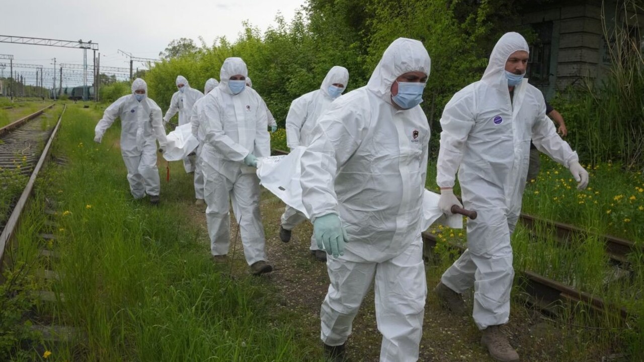 Ukrajina exhumovala telá ruských vojakov. Pochovali ich miestni obyvatelia