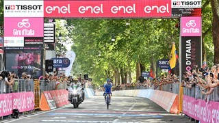 Víťazom 14. kopcovitej etapy na Giro d'Italia je Simon Yates