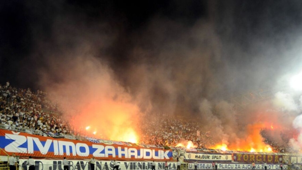 Radikálni fanúšikovia Hajduku Split zablokovali diaľnicu, pri potýčke zranili tucet policajtov