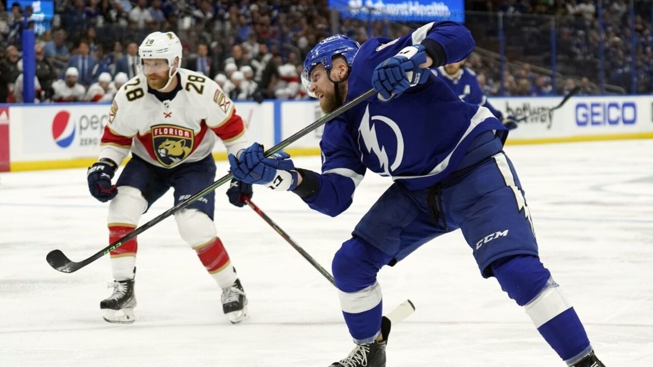 NHL: Černák skóroval a pomohol k víťazstvu Tampy, ktorá je krok od postupu