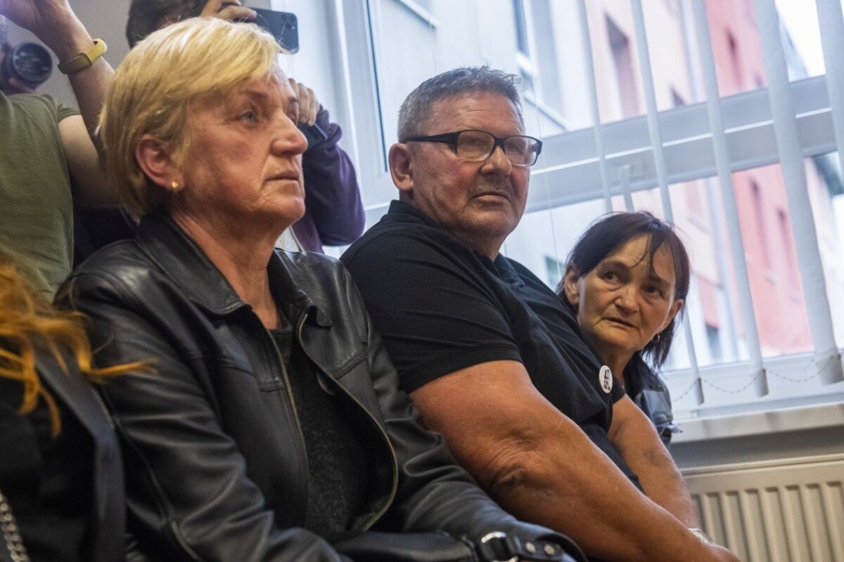 Rodičia zavraždenej dvojice.