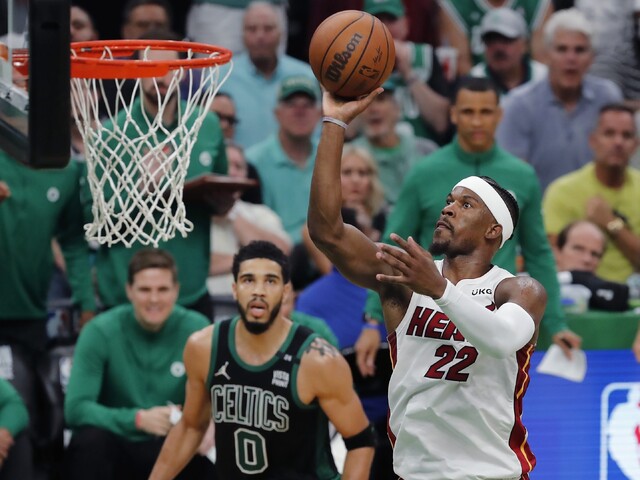 NBA: Golden State si musí na finálového vyzývateľa počkať. Miami odvrátilo prvý postupový mečbal Bostonu