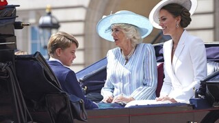 FOTO: Začali sa veľkolepé oslavy. Kráľovná sa ukázala na balkóne, Kate sa s deťmi vozila v koči
