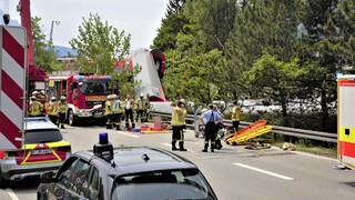 V Nemecku sa vykoľajil vlak, hlásia mŕtvych. Ľudí z vozňov vyťahovali oknami