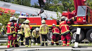 Spod vozňa vykoľajeného vlaku v Nemecku sa ešte nepodarilo vyslobodiť telá obetí