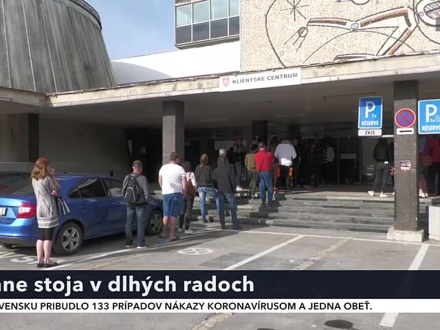 Stolička sa stala už ikonou dopravného inšpektorátu. Ľudia denne čakajú v dlhých radoch