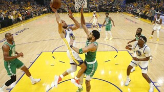 NBA: Warriors vyrovnali finále, domácich potiahol k výhre Stephen Curry