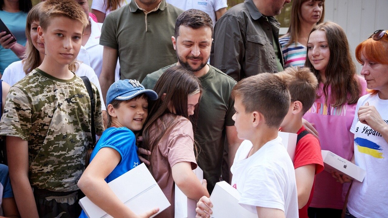 FOTO: Zelenskyj navštívil Záporožie aj frontovú líniu v Donbase. Viacerým ukrajinským vojakom udelil vyznamenania
