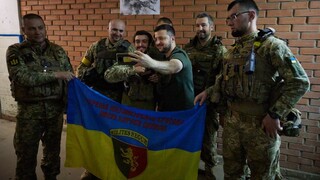 FOTO: Zelenskyj vyrazil k frontovej línii v Donbase, navštívil aj obliehané mestá