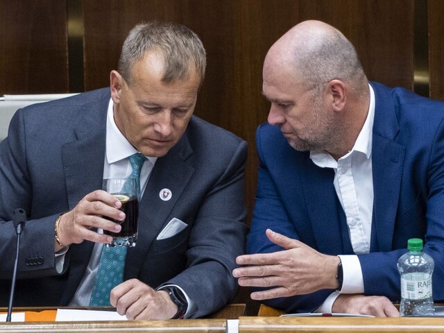 Zle zapojené káble majú aj politickú dohru. Bývalí koaliční partneri si posielajú ostré odkazy