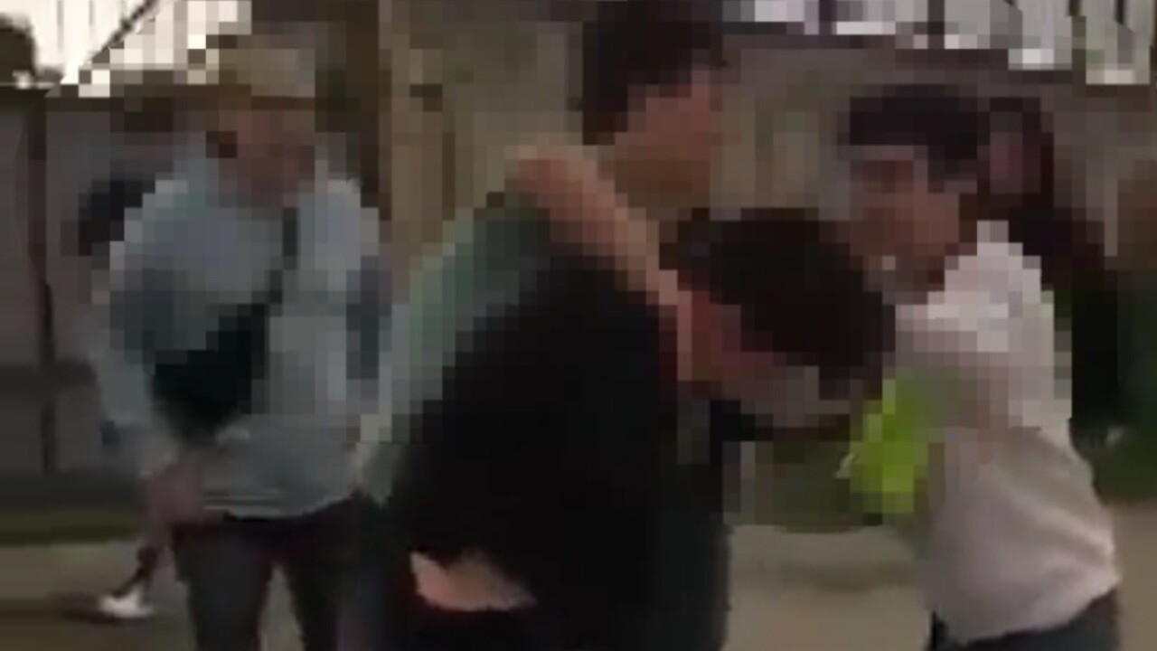 Polícia naďalej rieši bitky mládeže v Hlohovci. Posilnila hliadky a šíri osvetu na školách