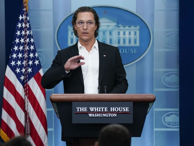 FOTO: Matthew McConaughey sa neudržal a buchol päsťou, s Bidenom hovoril o zbraniach