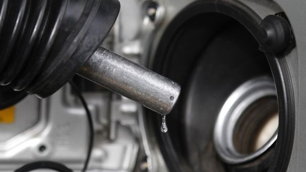 Maďarsku hrozí súdny spor. Eurokomisár vyzval, aby stoplo diskriminačné ceny palív na pumpách