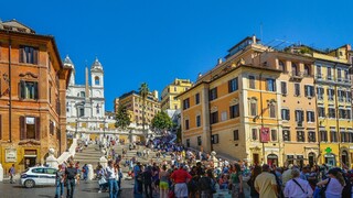 Turistka poškodila Španielske schody. Zhodila z nich elektrickú kolobežku, musí zaplatiť tisíce eur