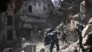 Nekonečná karavána smrti. Sto tiel z trosiek panelákov v Mariupole prepravujú do márnic a na skládky