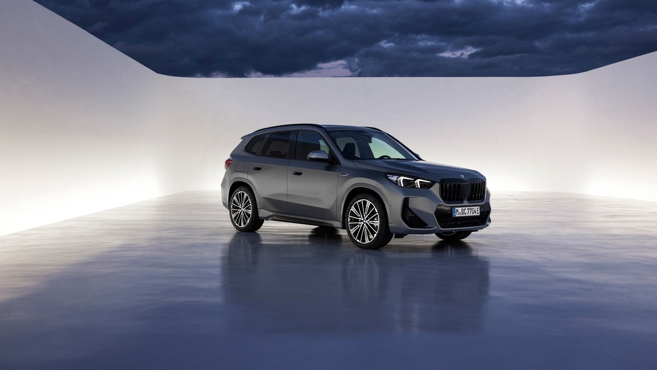 BMW predstavilo tretiu generáciu najmenšieho SUV X1. Dočkali sme sa aj plne elektrickej varianty