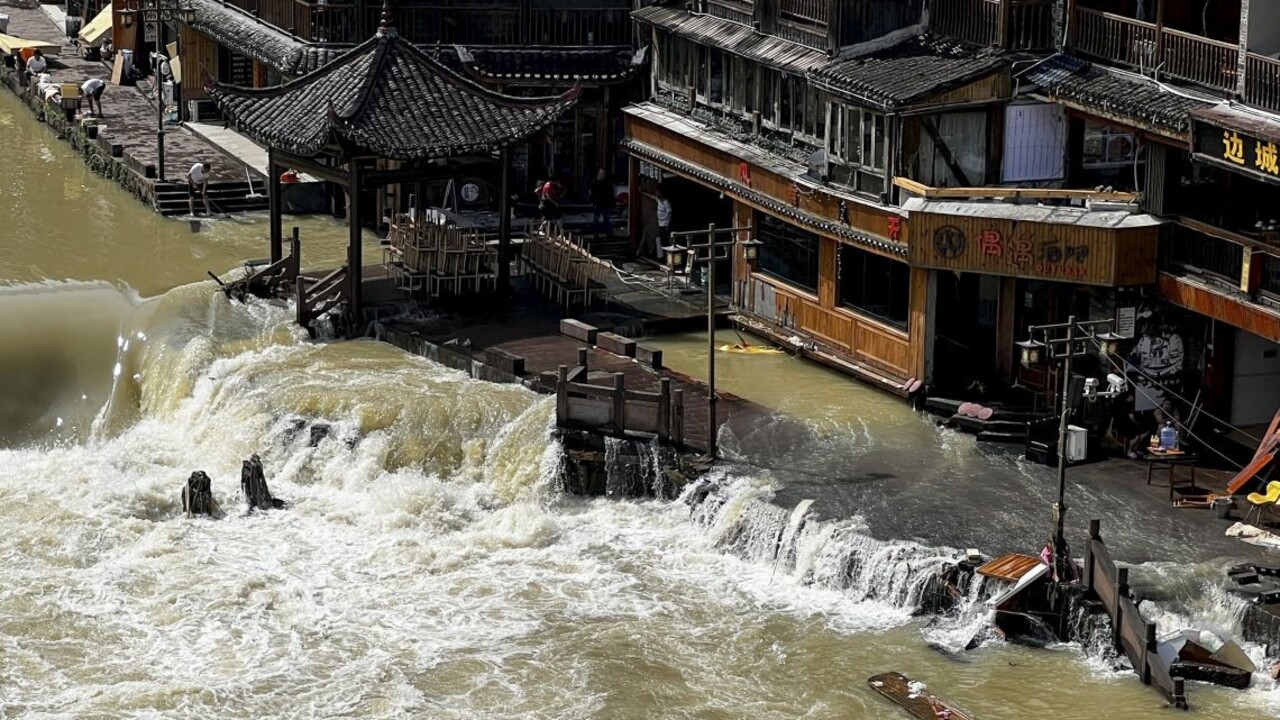 Počas silných búrok v Číne zahynulo najmenej desať ľudí, desaťtisíce evakuovali