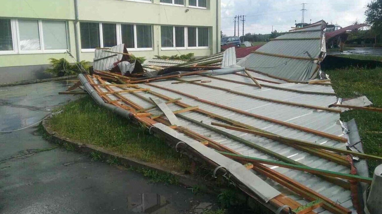 Rimavskú Sobotu zasiahla silná búrka. Vietor lámal stromy a strhával strechy