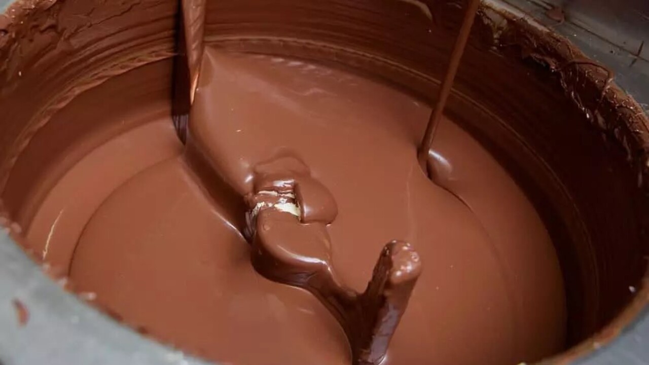 Dvoch zamestnancov továrne Mars museli zachraňovať. Spadli do kade s čokoládou