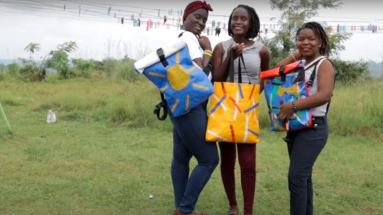 Inšpiratívne ženy. Z vyzbieraných plastov vyrábajú školské tašky a batohy