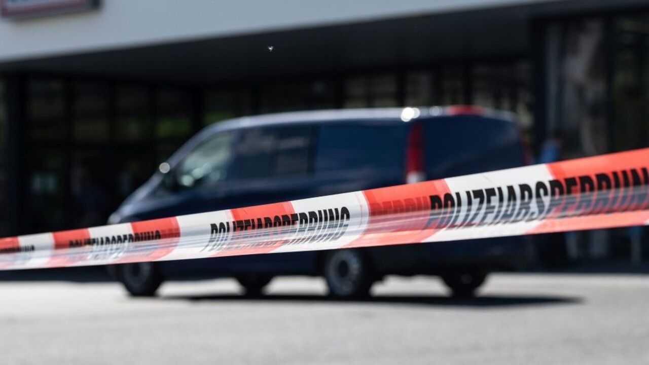 Muž útočil s nožom v areáli univerzity, niekoľkých ľudí zranil