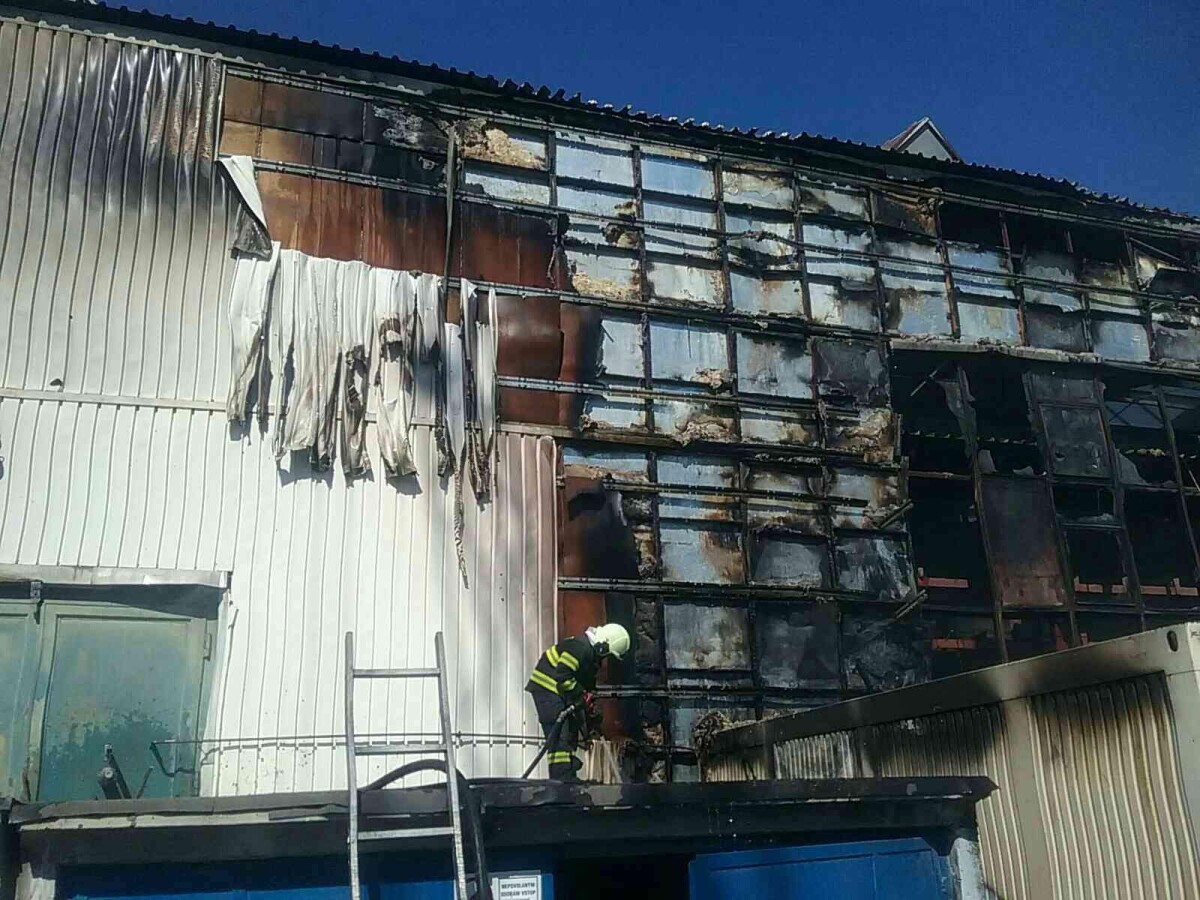 horí hala na výrobu prefabrikátov