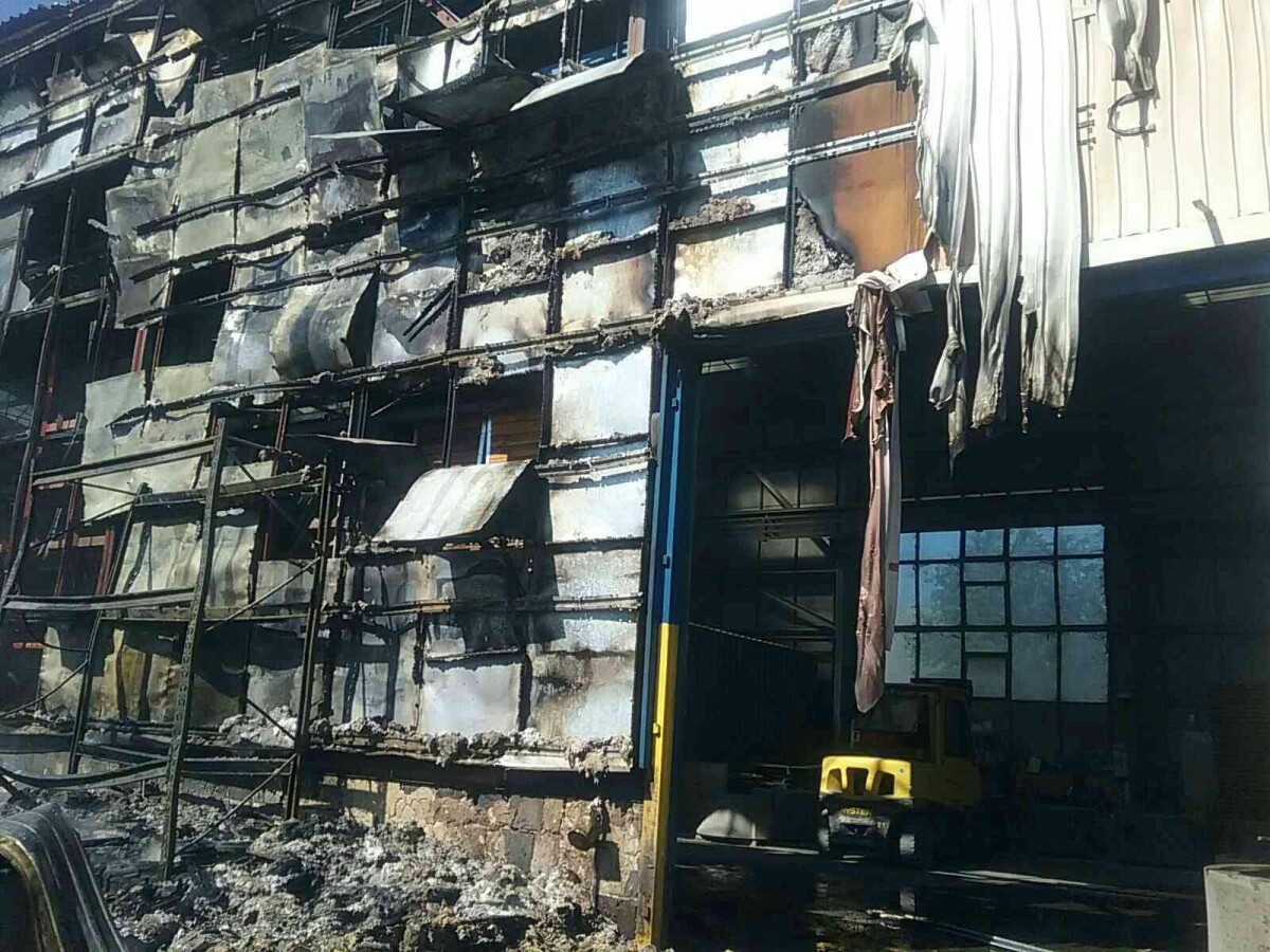 horí hala na výrobu prefabrikátov