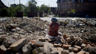 V Charkove čelili útokom aj keď čakali v rade na pomoc. Amnesty viní Rusko z vojnových zločinov