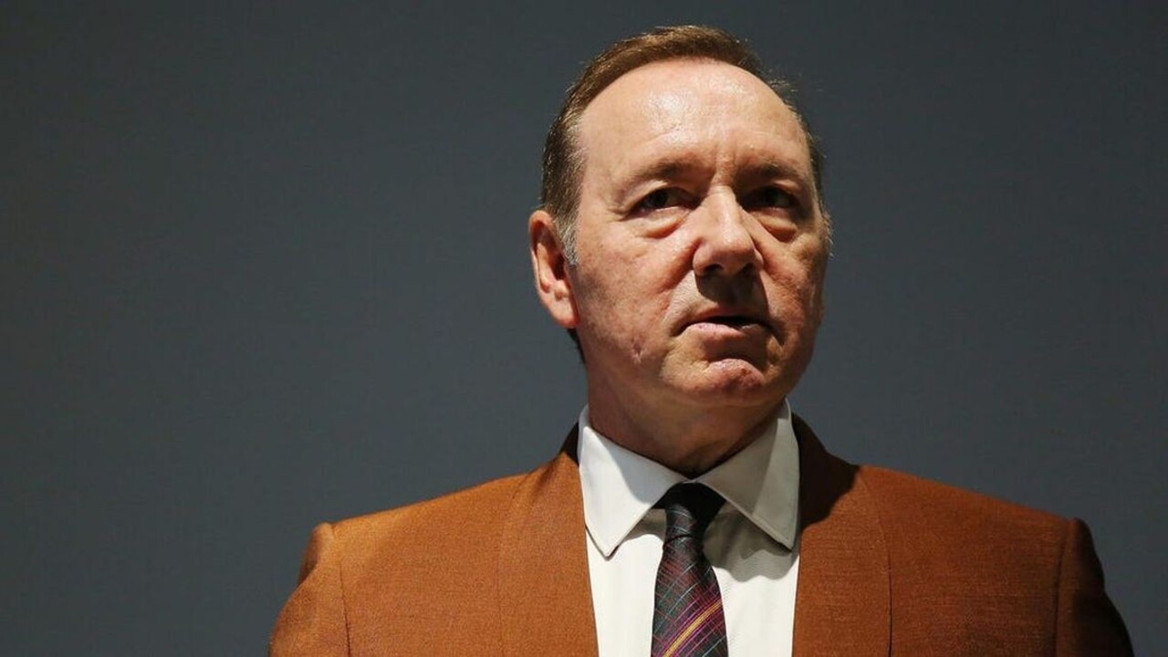 Kevin Spacey sa postaví pred súd v Londýne. Obeťami jeho sexuálnych útokov boli mladí muži