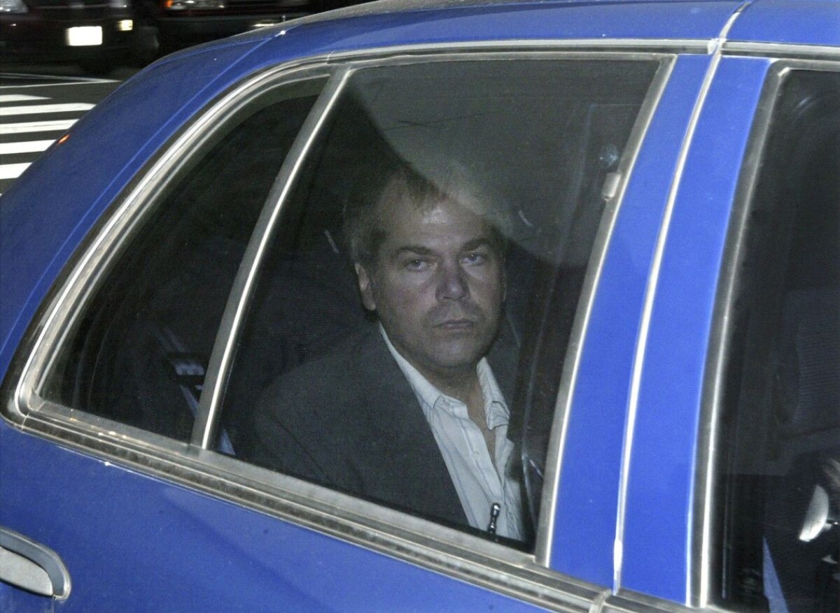 Na archívnej snímke z 18. novembra 2003 John Hinckley prichádza na súdne pojednávanie vo Washingtone.