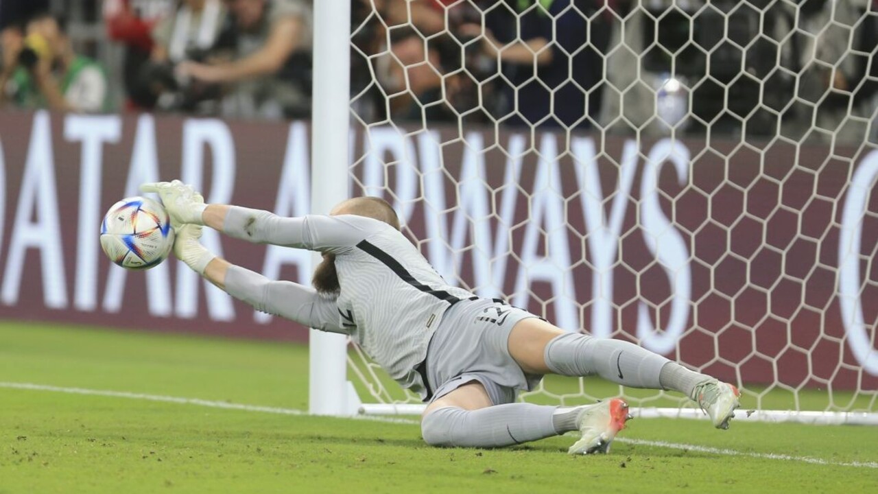 Austrálsky brankár sa stal hitom internetu. Hráčov rozptyľoval tancom, súperovi zahodil fľašu s ťahákom