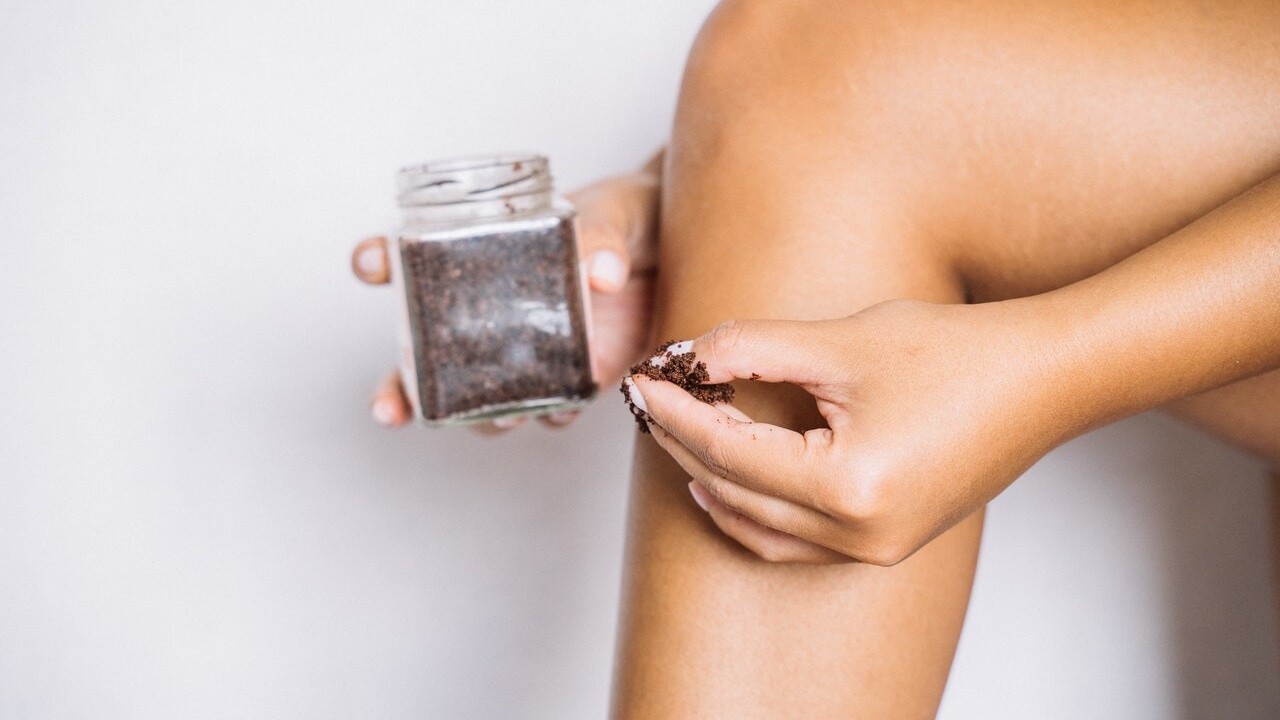 Kávovú usadeninu nevyhadzujte, poslúži vám ako domáca kozmetika. Toto všetko dokáže