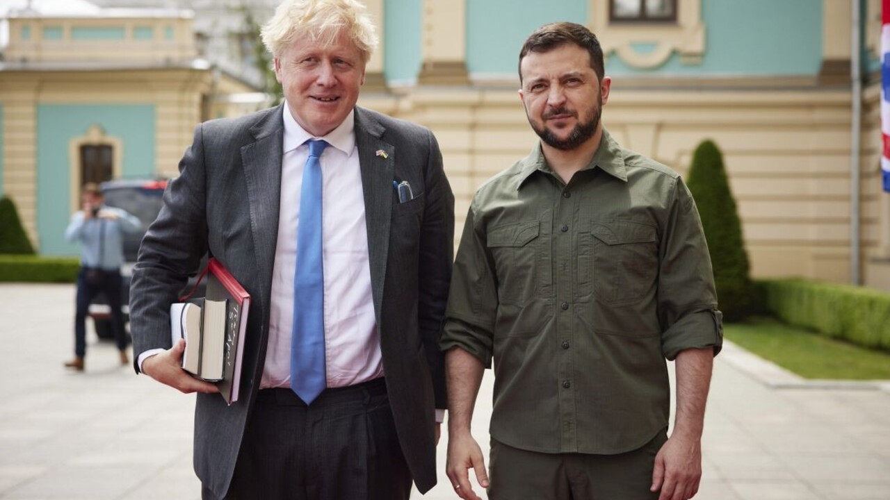 Britský premiér Boris Johnson neohlásene pricestoval do Kyjeva, stretol sa so Zelenským