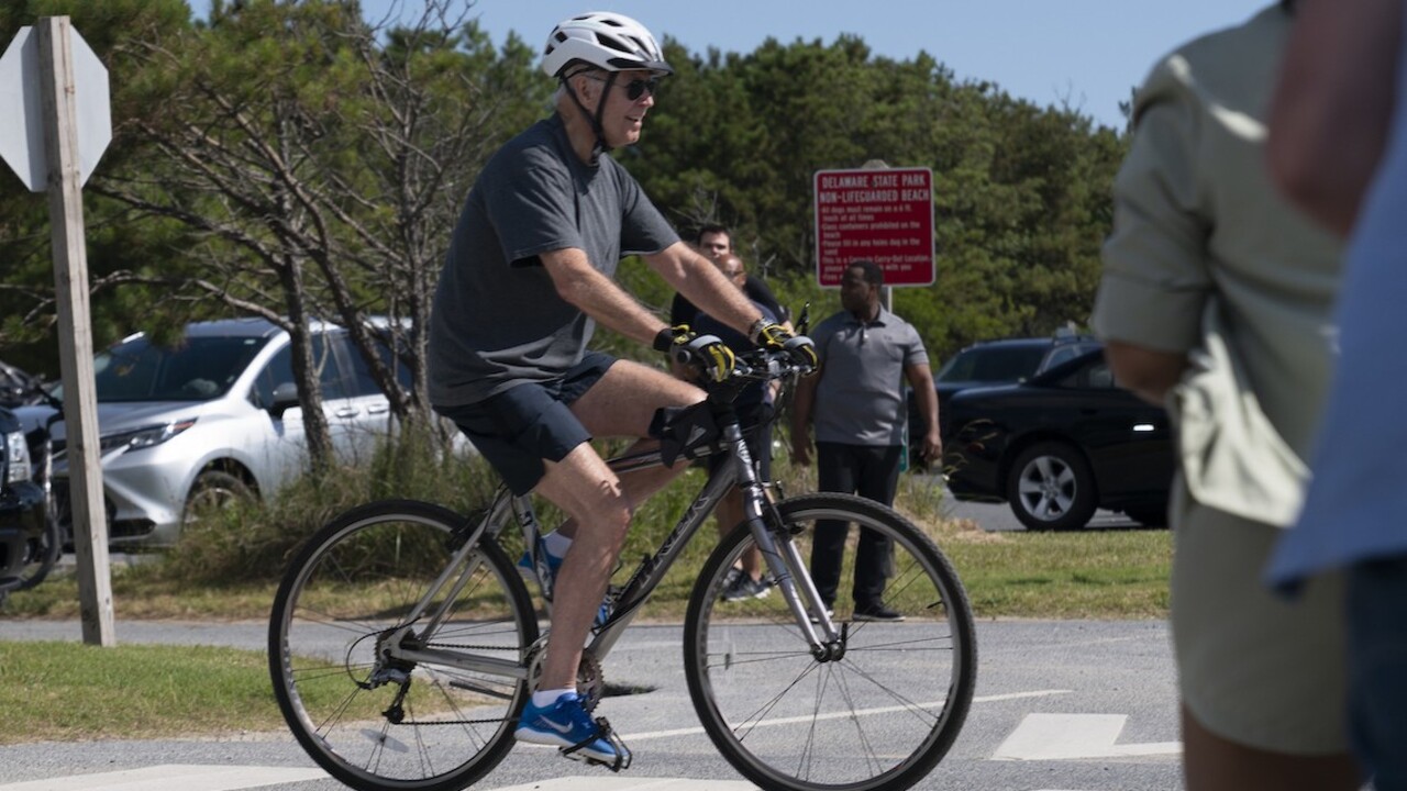 VIDEO: Biden spadol z bicykla. Zachytila sa mu noha v pedáli