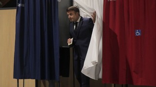 Macron prišiel o väčšinu kresiel v parlamente. Čaká ho náročné obdobie