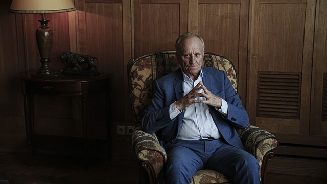 Bol pri rozpade Sovietskeho zväzu, radil Jeľcinovi. Zomrel Gennadij Burbulis