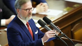 Vláda Petra Fialu čelí hlasovaniu o vyslovení nedôvery. Ministri opozíciu šesť hodín nepustili k slovu