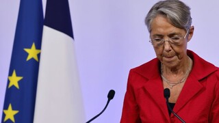 Francúzska premiérka Bornová ponúkla svoju demisiu, Macron ju odmietol