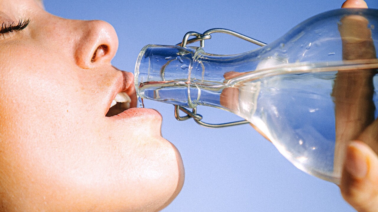 Nepodceňujte, ale ani nepreceňujte pitný režim: Toto vám hrozí, ak si dávate priveľa vody