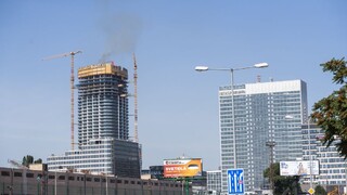 Bratislavčanov vystrašil dym na najvyššom mrakodrape, na streche horel kompresor