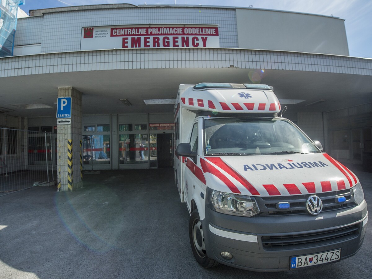 Škandál a tragédia zároveň. V bratislavskej nemocnici pacientovi vyoperovali nesprávne oko