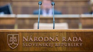 Záver rokovania parlamentu patril volebným obdobiam. Hlina po výzve odišiel zo sály, sako nechal na stoličke