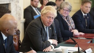 Tlak na Johnsona sa zvyšuje, britskú vládu opustili ďalší členovia. Odstúpenie odmieta