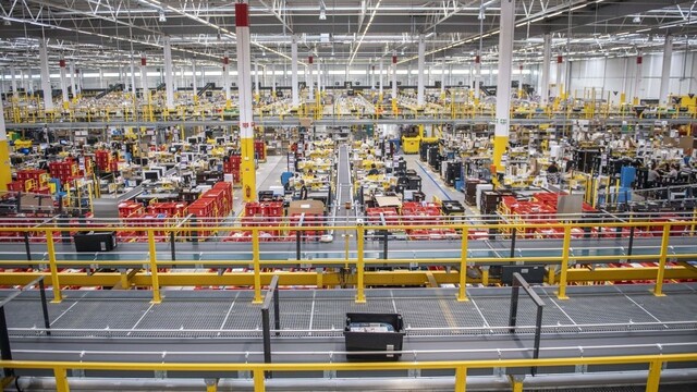 Vnútri logistického centra spoločnosti Amazon v Seredi