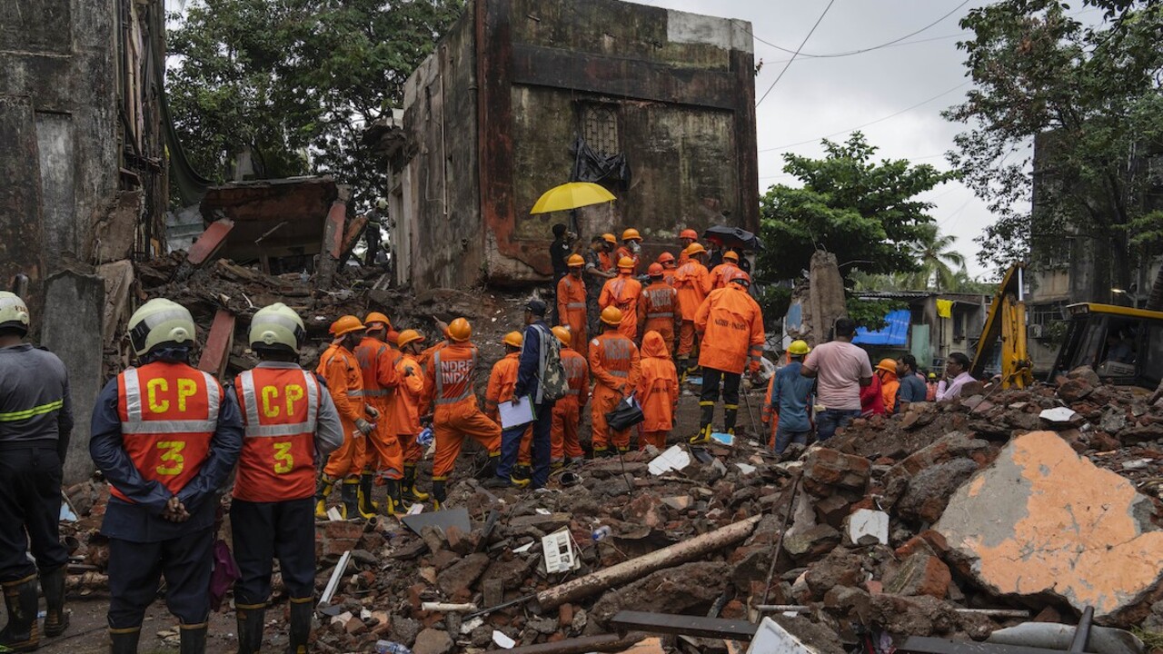 Indiu sužujú monzúnové dažde. Zrútila sa štvorposchodová budova, hlásia viacero obetí