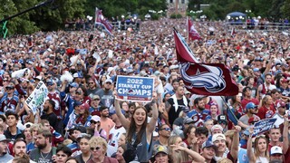 FOTO: S hokejistami Colorada oslavovalo v uliciach Denveru zisk Stanleyho pohára pol milióna fanúšikov